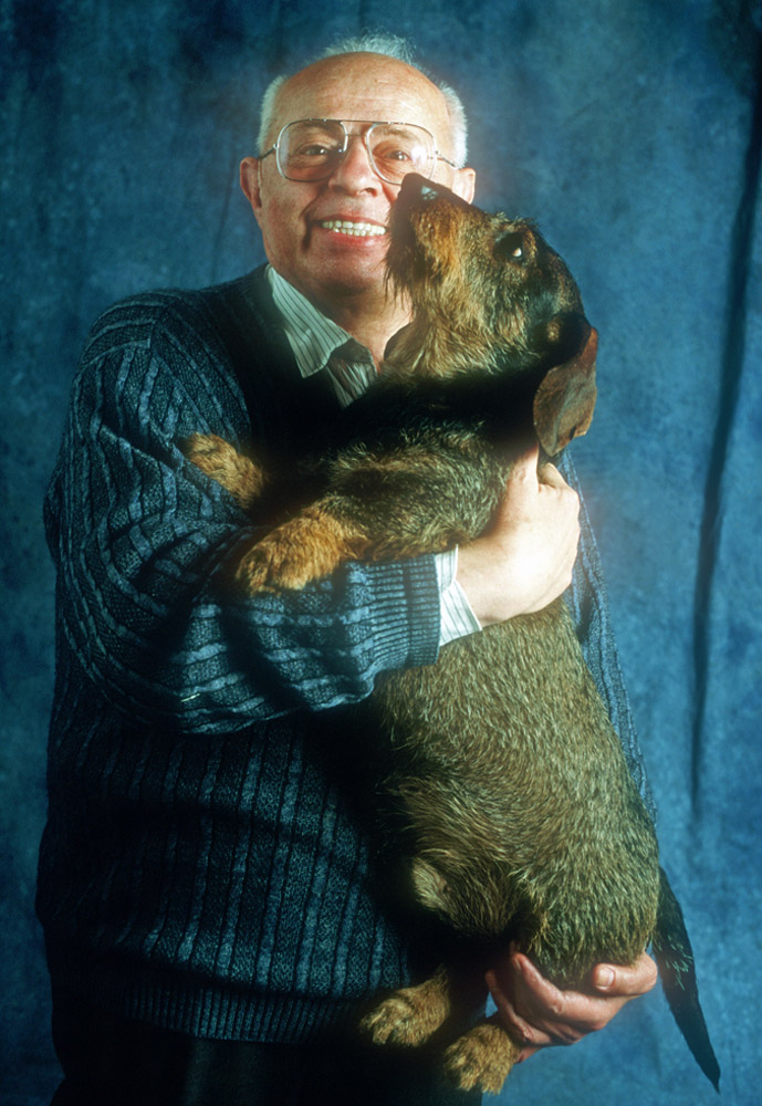 Stanisław Lem with his dog, Kraków, 1993, photo: Krzysztof Wójcik / Forum